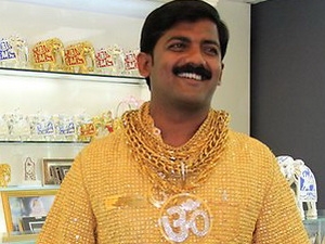 Doanh nhân Datta Phuge và chiếc áo bằng vàng.